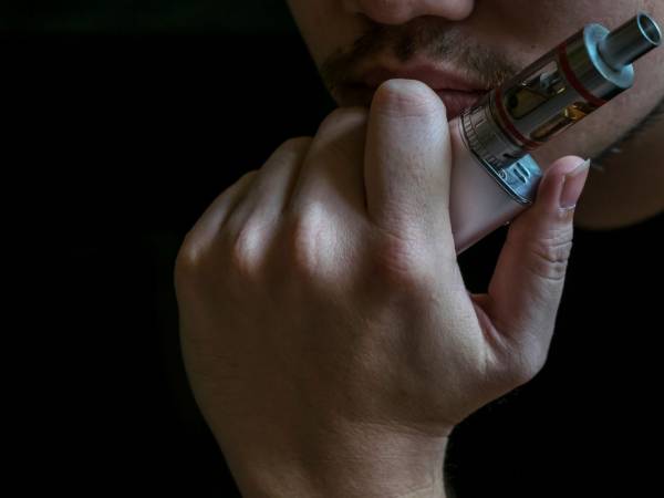 Santa Catarina registra queda do tabagismo, mas avanço dos cigarros eletrônicos entre jovens acende alerta
